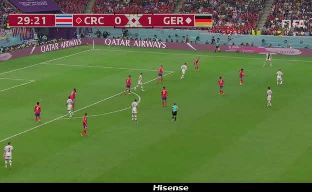 Kimmich, lateral de inicio, jugando cerca de Gündogan.