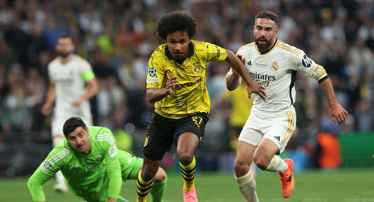 Adeyemi regatea a Courtois.