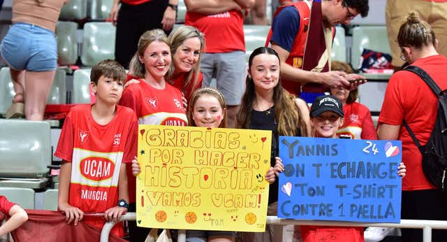 Una caldera, un sold out y toda Murcia rendida a su equipo de baloncesto: “Somos aficionados desde hace 30 años y esto era impensable”