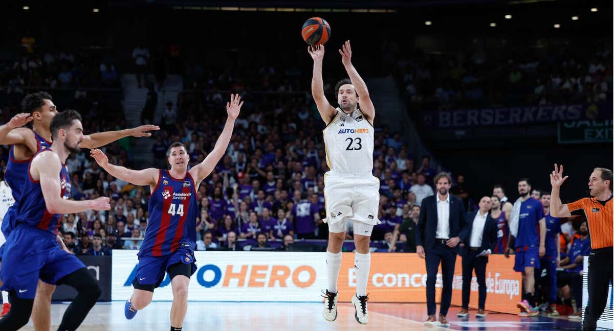 Sergio Llull lanzando el famoso triple sobre la bocina que cerró el tercer cuarto. /ACB PHOTO/S. GORDON