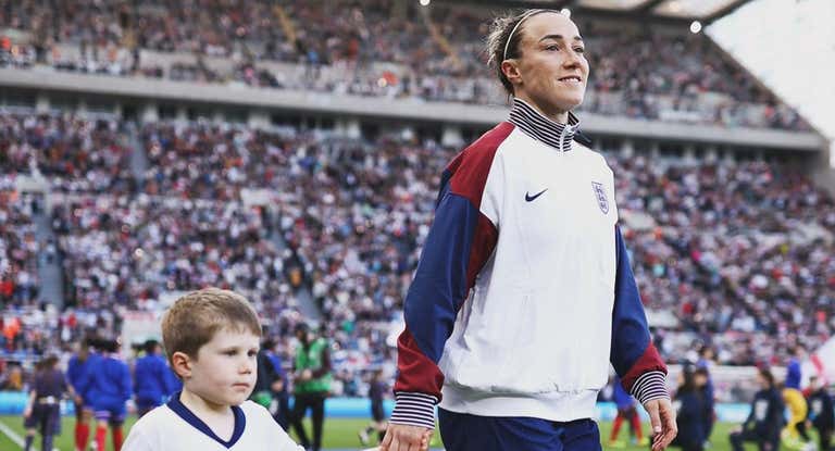 Lucy Bronnze con su sobrino saliendo al campo.