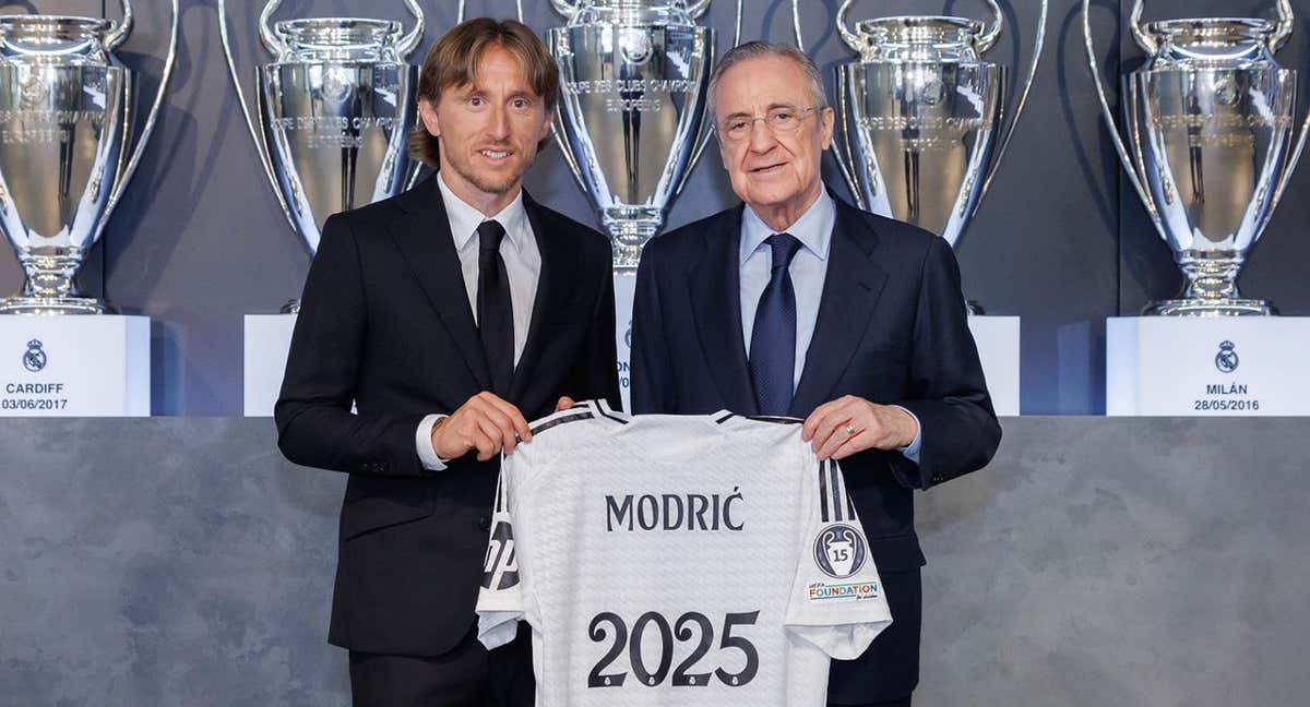 Luka Modric junto a Florentino Pérez al anunciar su renovación./Real Madrid