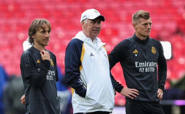 Modric, junto a Ancelotti y Kroos en el entrenamiento previo a la final de la Champions. EFE/Kiko Huesca