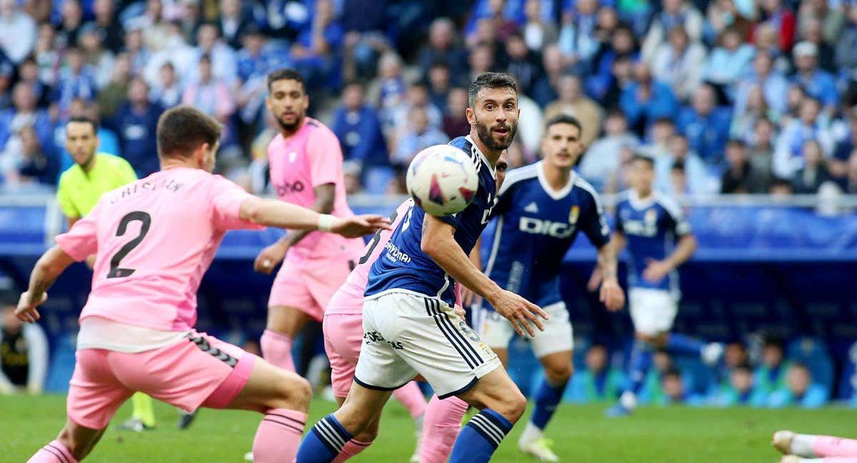 Eibar y Oviedo se enfrentan en Ipurua en un duelo clave por el ascenso. /EFE