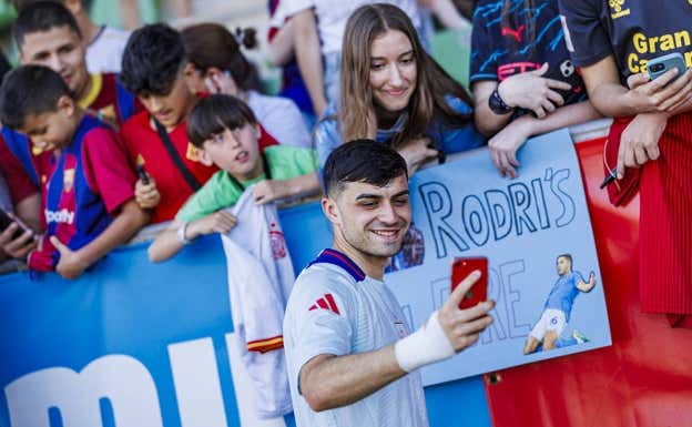 Pedri atiende a los aficionados.  RFEF