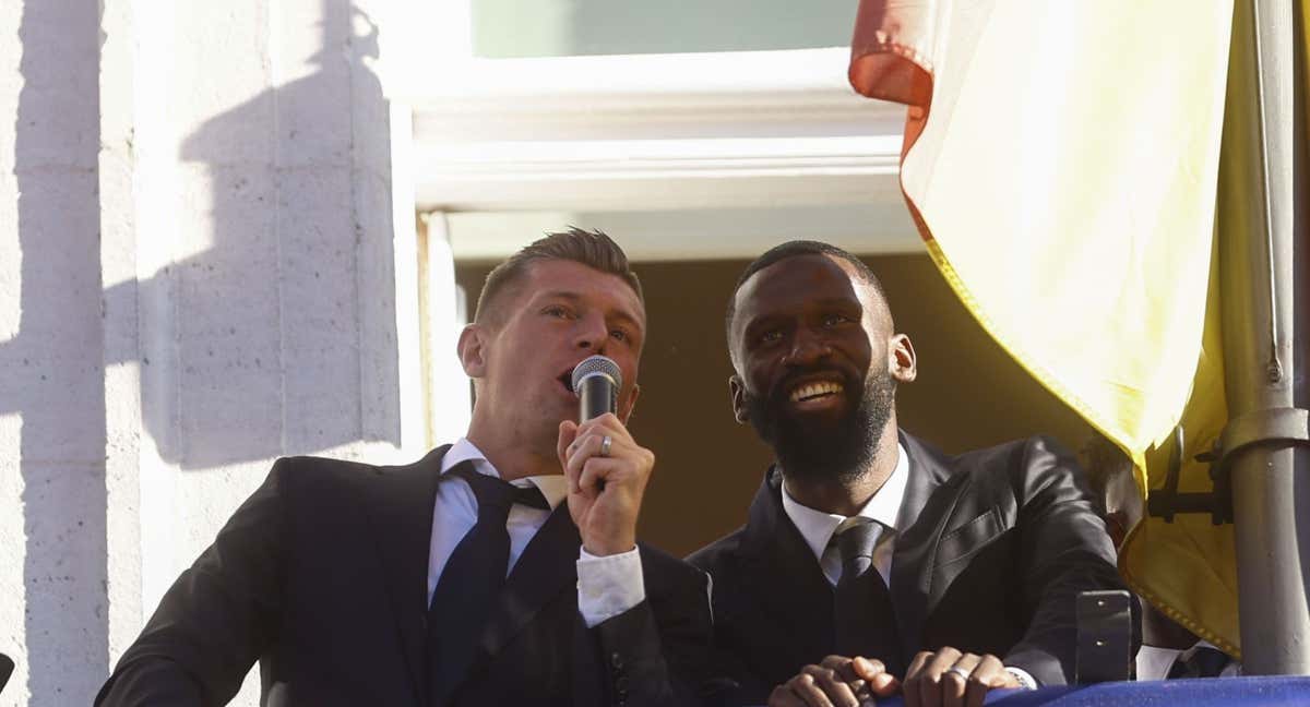 Kroos y Rüdiger en el balcón de la Comunidad de Madrid. /EFE