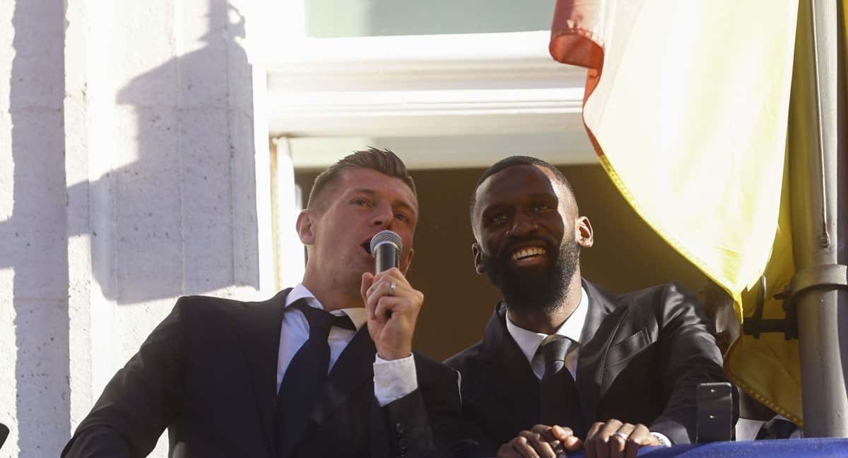 Kroos y Rüdiger en el balcón de la Comunidad de Madrid.