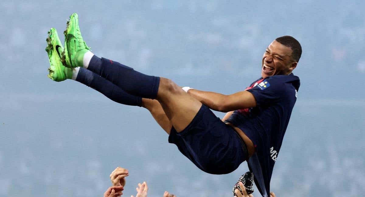 Mbappé es manteado en su despedida del PSG./REUTERS/Catherine Steenkeste