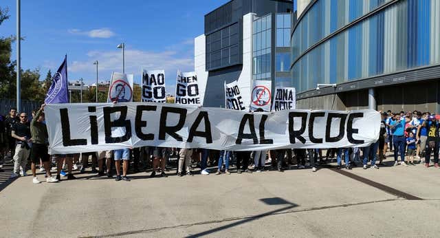 La afición del Espanyol se rebela contra sus ‘secuestradores’ a las puertas del play-off y de una posible venta: «Libera al RCDE»