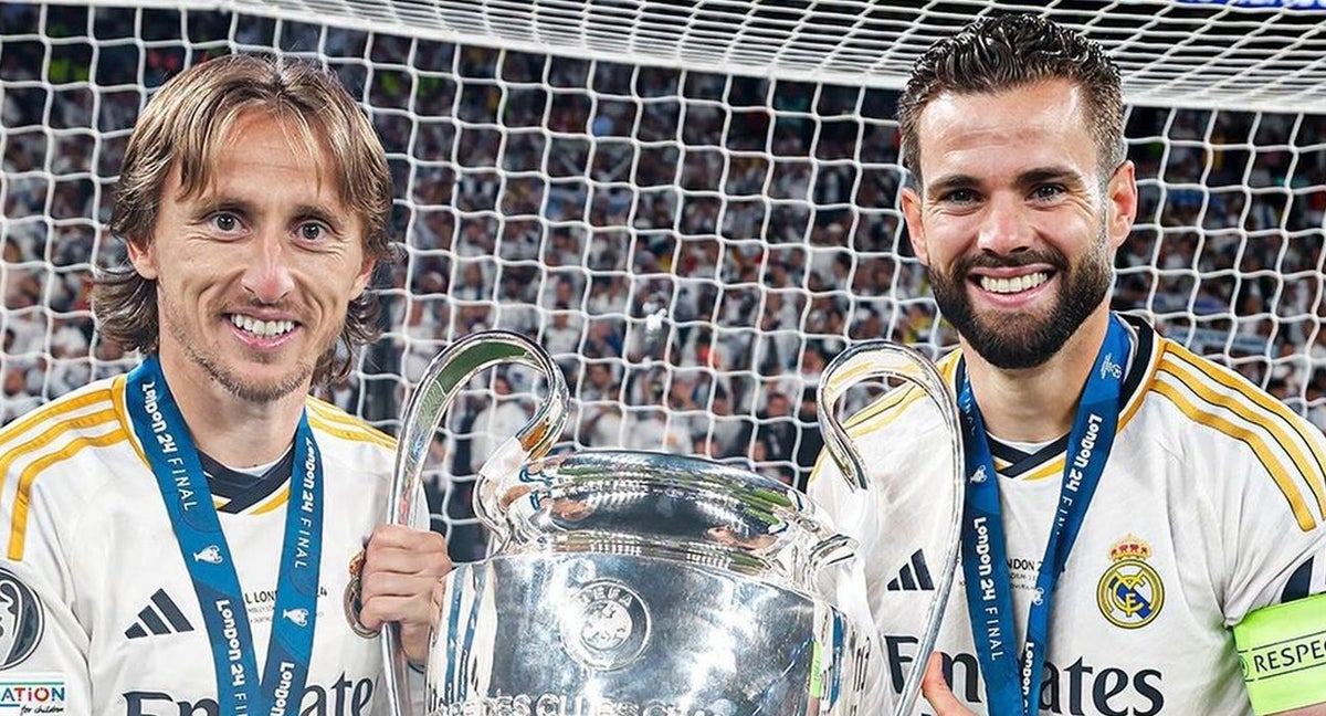 Luka Modric y Nacho Fernández posan con la Champions.