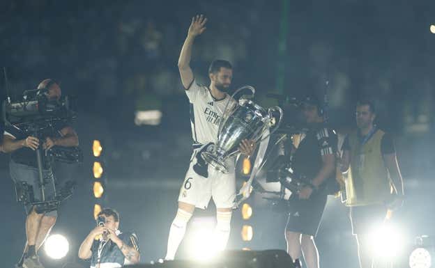 Nacho saluda con la Champions en el Bernabéu.  EFE