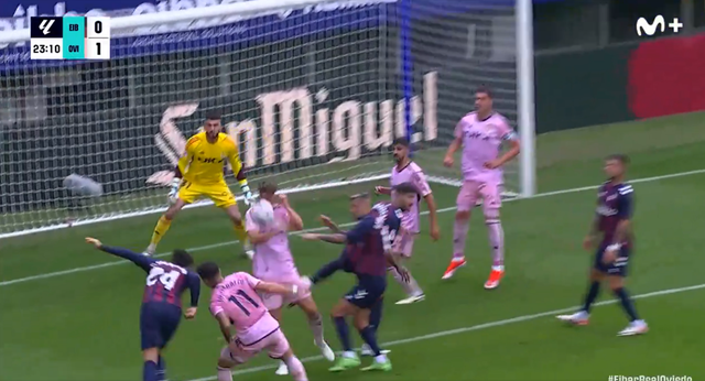 Lío monumental en el Eibar-Oviedo por un penalti pitado contra los asturianos: ¿es mano?