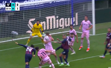 Lío monumental en el Eibar-Oviedo por un penalti pitado contra los asturianos: ¿es mano?