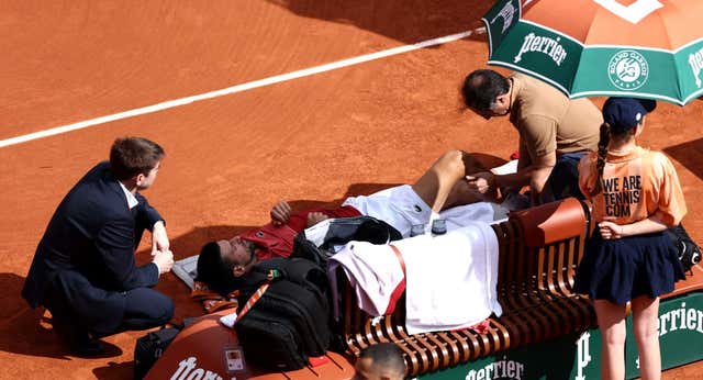 Djokovic estalla por el estado de la tierra en Roland Garros: ‘Te digo que no está bien, me he fastidiado la rodilla’