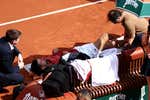 Djokovic estalla por el estado de la tierra en Roland Garros: «Te digo que no está bien, me he fastidiado la rodilla»