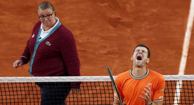¡Insólito! Hurkacz ejerce de villano y le pide a Dimitrov que cambien a la jueza de silla