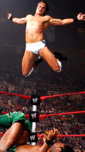 Drew McIntyre realiza un salto desde la tercera cuerda en uno de sus primeros combates. WWE