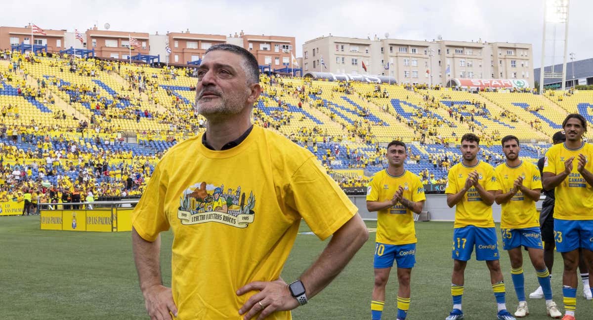 García Pimienta se despide de la afición de Las Palmas./EFE