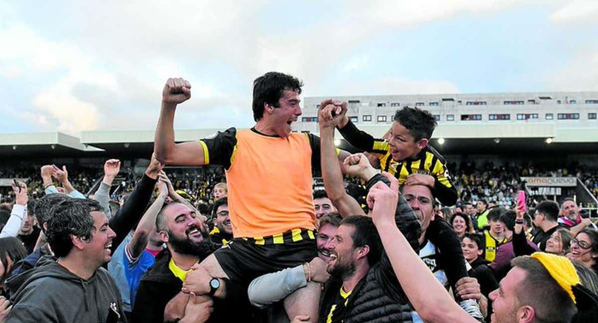 Cortezón junto a sus aficionados celebrando el ascenso a pie de campo/ El Correo