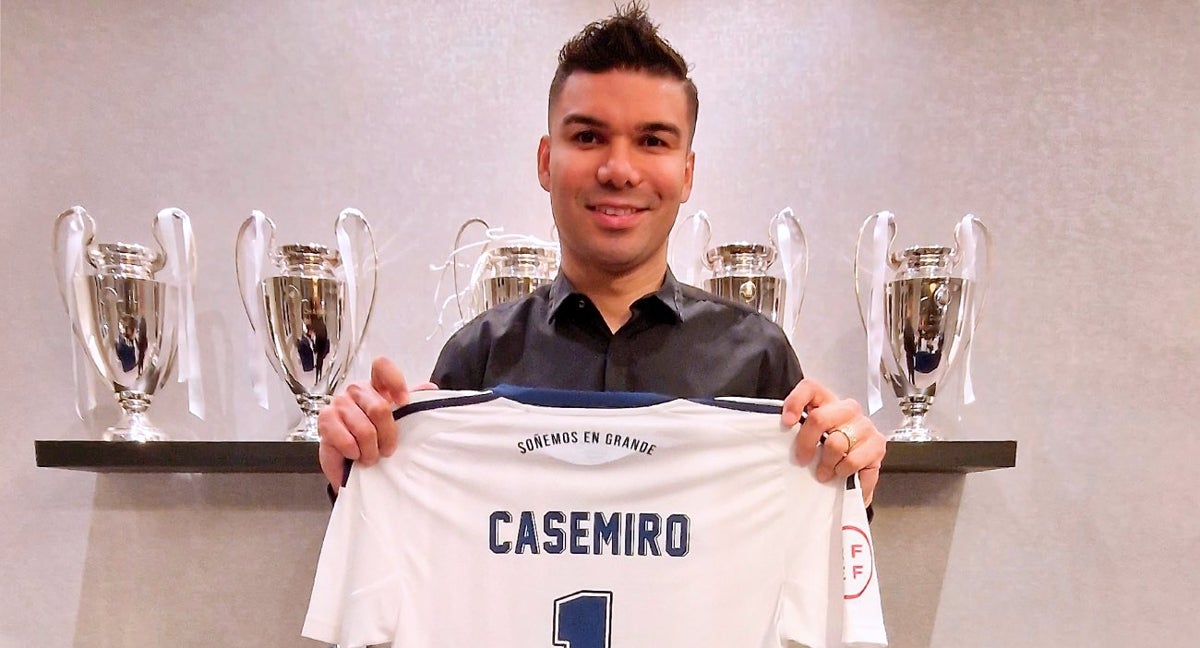 Casemiro posa con una camiseta del Marbella.