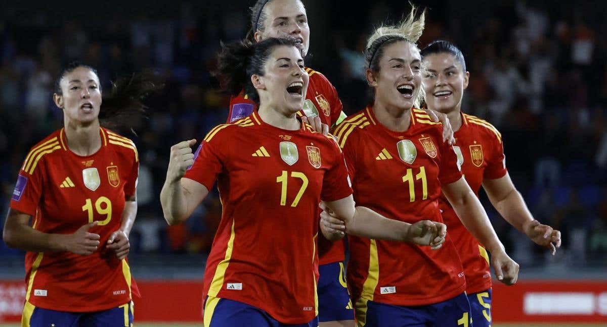 Irene Paredes celebra uno de los dos goles que anotó.