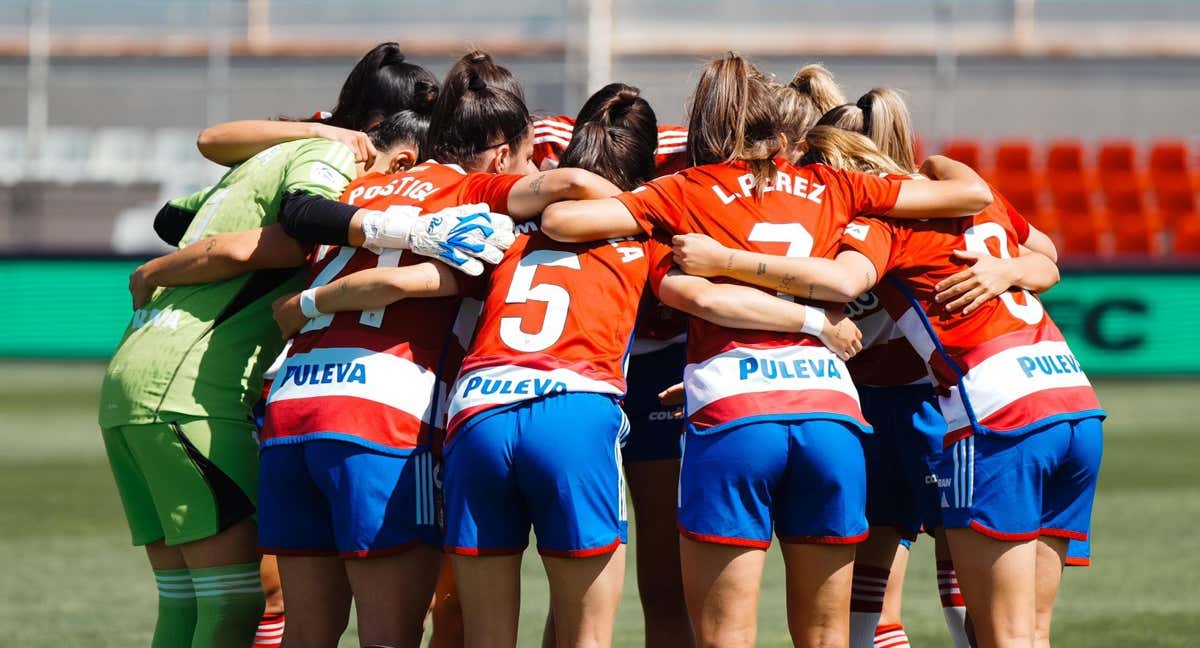 Las jugadoras del Granada femenino haciendo piña. /GRANADA CF