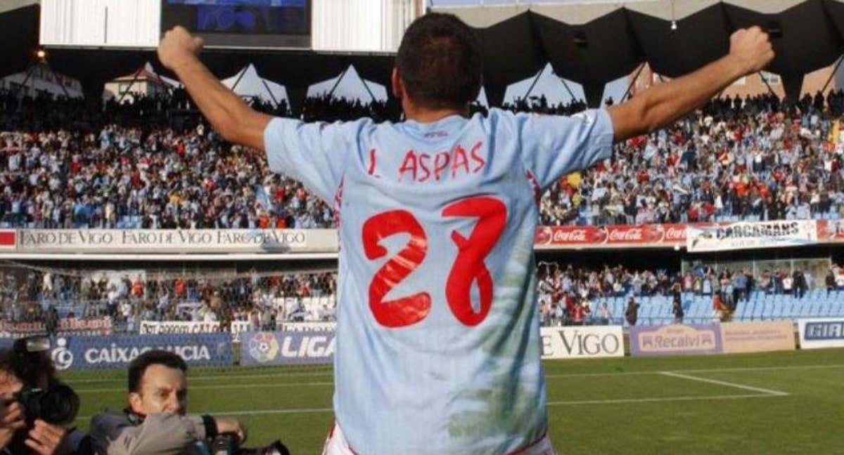 Iago Aspas, a hombros, el día que marcó un doblete contra el Alavés./EFE