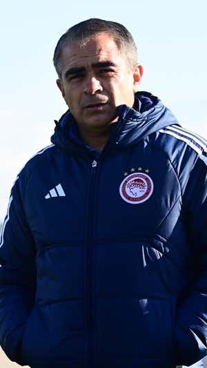 Ibagaza entrena ahora al sub-23 de Olympiacos.  @AIbagaza.