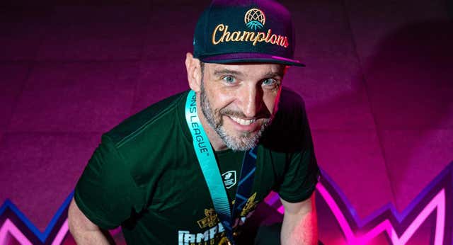 La afición de Unicaja sospecha cuál es ‘El Plan’ de Ibon Navarro: «El año pasado fue la Copa, este año a lo mejor es la liga»
