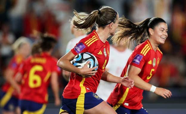 Irene Paredes celebra uno de los dos tantos que marcó ante Dinamarca.  Getty