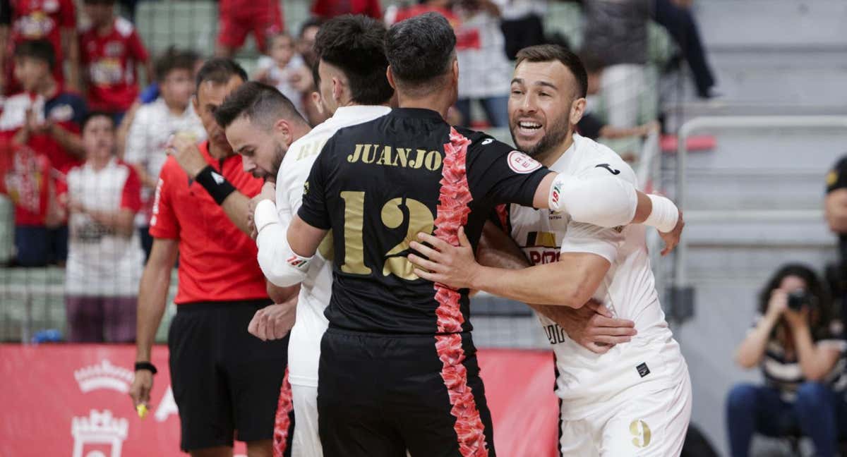 Marlon celebra con Ricardo, Juanjo y Rafa Santos un gol de ElPozo Murcia. /PASCU MÉNDEZ