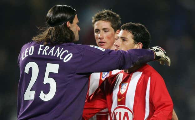 Leo Franco junto a Maxi y Torres durante un partido del Atlético de Madrid. AFP