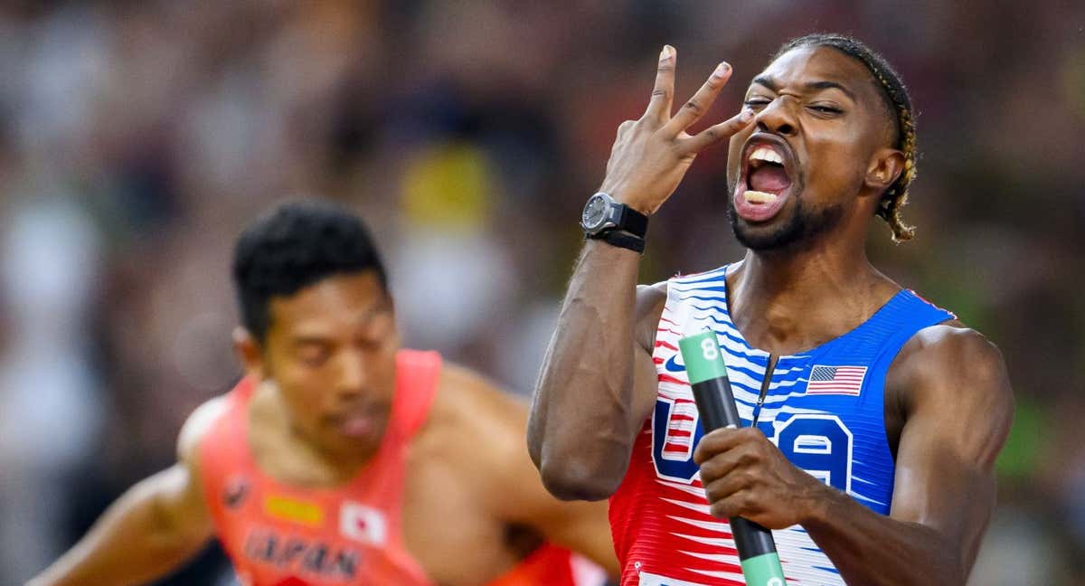 Noah Lyles celebra el triunfo del relevo 4x100 de Estados Unidos en Budapest./AFP