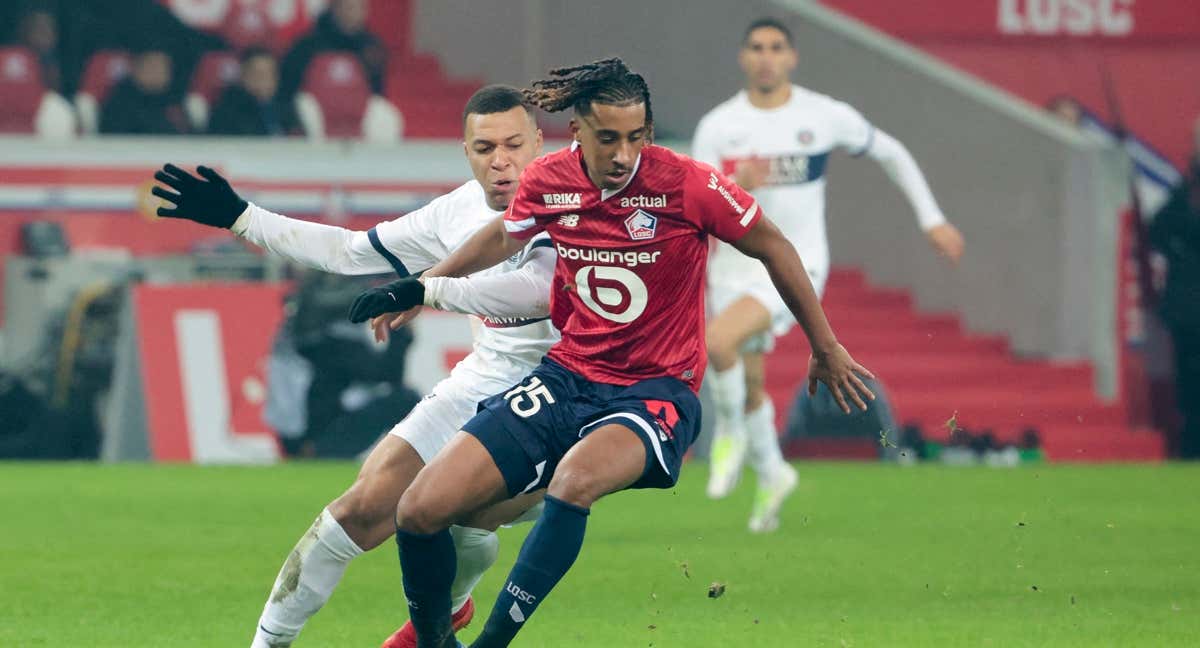 Leny Yoro pelea con Mbappé por un balón./AFP