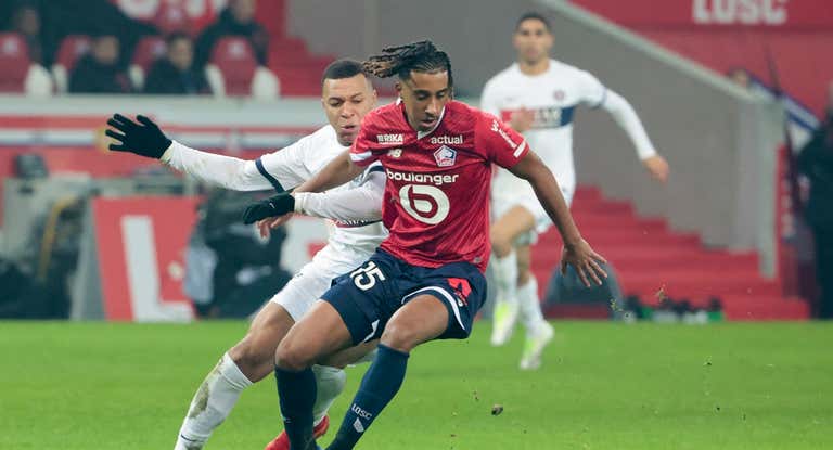 Leny Yoro pelea con Mbappé por un balón.