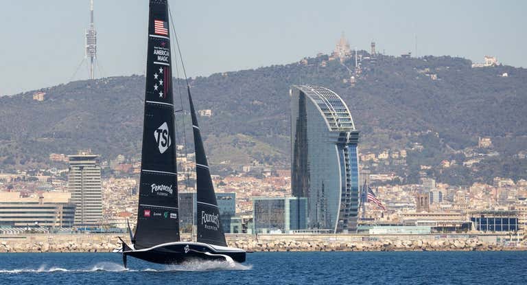El Patriot vuela en aguas de Barcelona.