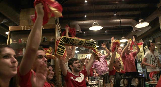 Ver el partido acompañado, cruzar los dedos o ir siempre al mismo bar, los rituales favoritos de los aficionados españoles