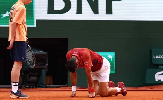 Djokovic, aquejado de su lesión de rodilla en su partido de octavos.  REUTERS