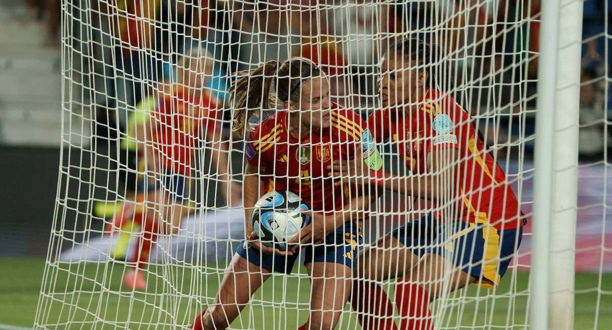 Irene Paredes recoge el balón de la red tras anotar uno de sus dos goles frente a Dinamarca. /EFE