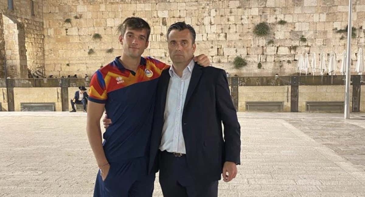 Iker Álvarez (izquierda) posa junto a su padre Koldo, seleccionador de Andorra.