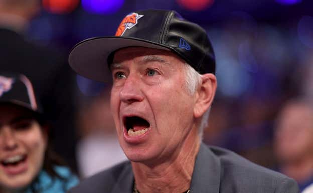 John McEnroe viendo un partido de los Knicks en Nueva York.  Elsa/Getty Images