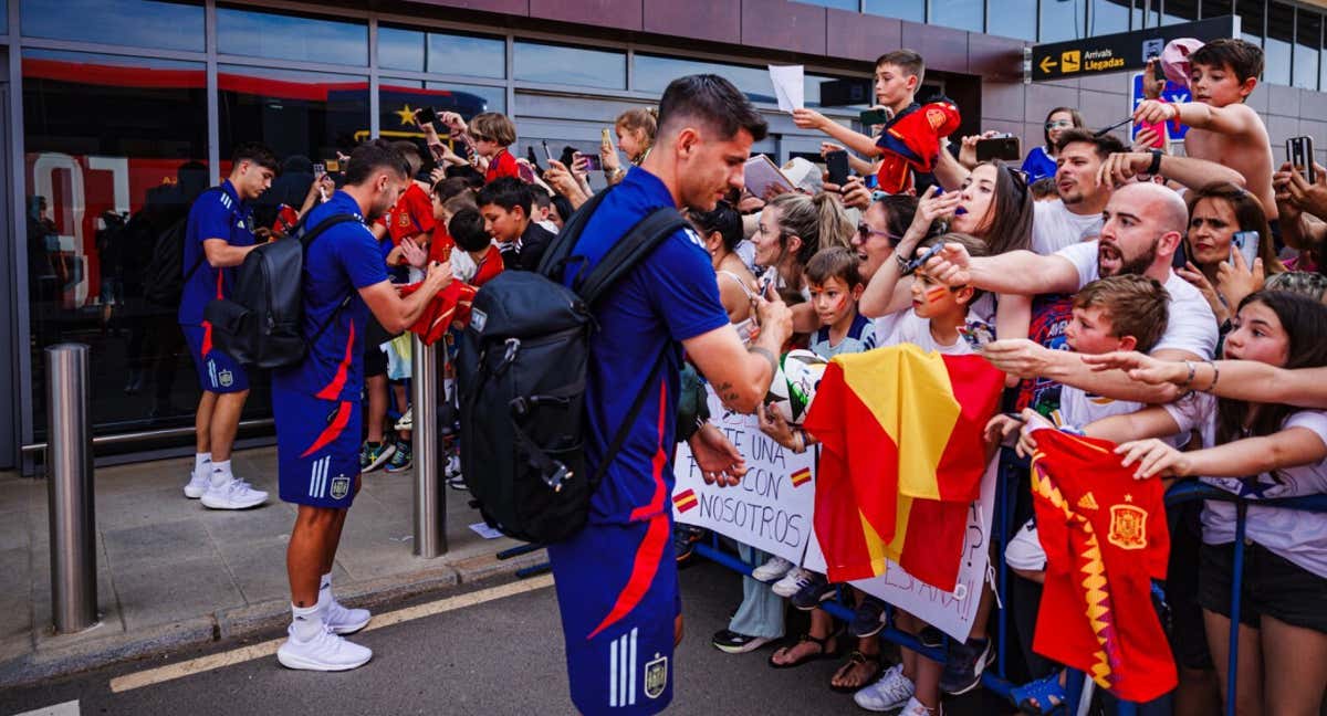 Morata firma autógrafos a los aficionados en la llegada de la Selección a Badajoz. /RFEF