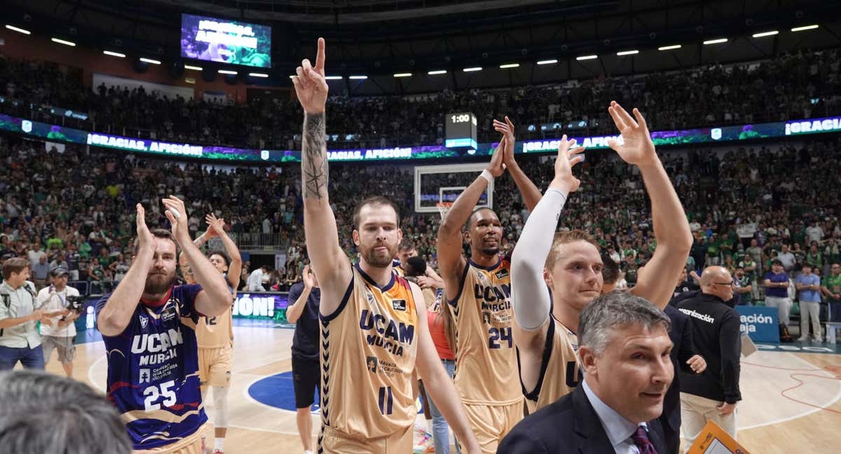 Los jugadores de UCAM Murcia celebran el pase a la final. /ACB PHOTO/M. POZO