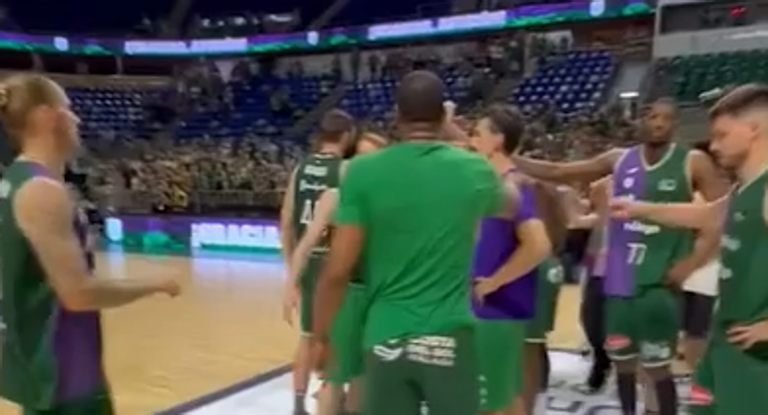 La afición de Unicaja despide por todo lo alto a su equipo