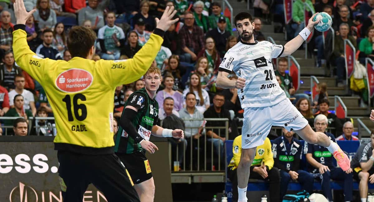 Eduardo Gurbindo (36) lanza a portería en un partido con el Kiel. /SWEN PFÖRTNER / DPA