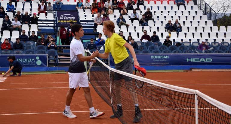 Carlos Alcaraz y Jannik Sinner se saludan en la red tras el partido que jugaron, en abril de 2019 en Alicante.