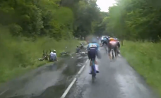 Un aparatoso accidente en la Dauphiné con Ayuso, Evenepoel y Roglic obliga a neutralizar la etapa