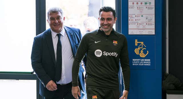 Laporta deja un solo supervivente en los banquillos