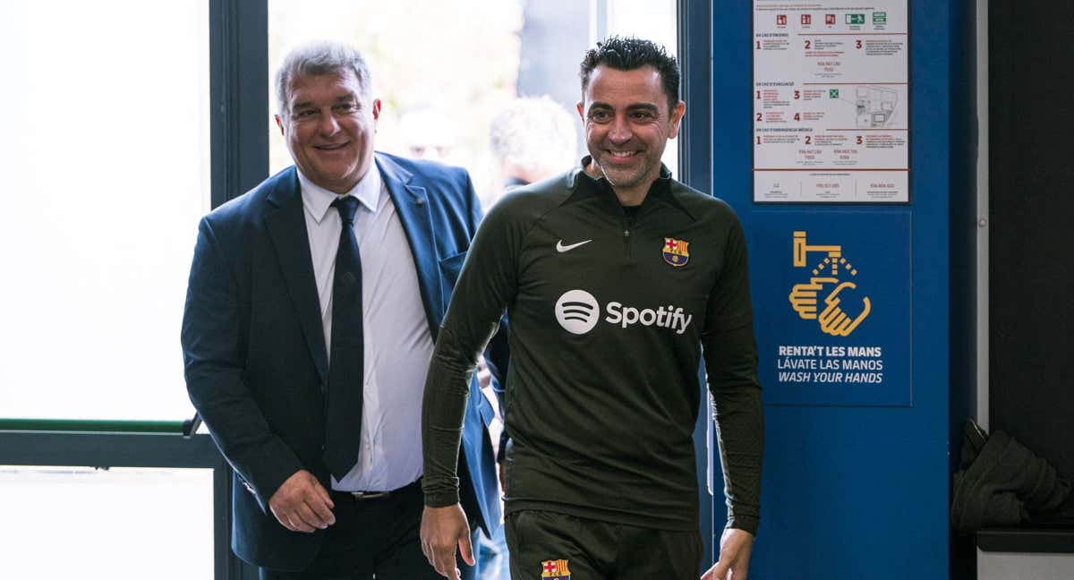 Laporta y Xavi el día que anunciaron la continuidad del entrenador.