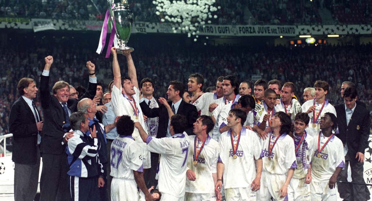 Davor Suker levanta la séptima Copa de Europa del Real Madrid./ARCHIVO